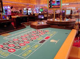 Layar permainan live casino dengan dealer profesional